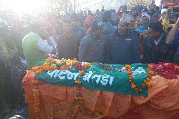 बैतडीमा हत्या गरिएका शिक्षक बिष्टको शव आफन्तले बुझे 